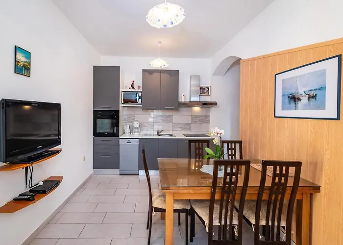 2 Bedroom Amazing In Modric Appartamento Rovanjska