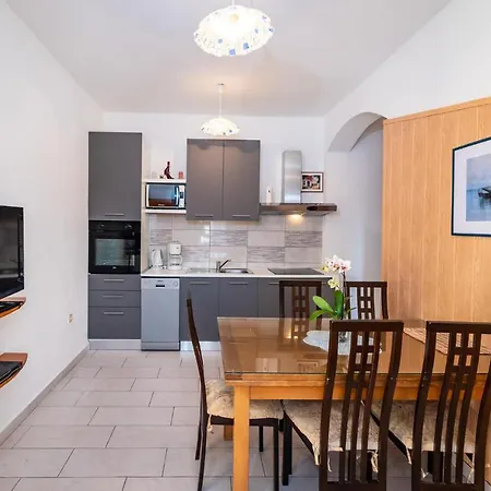 Stunning In Modric With Wifi Apartamento Rovanjska