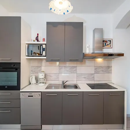 2 Bedroom Amazing In Modric Rovanjska
